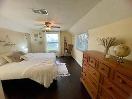 Stunning 5-bed Villa in Tiki Island, Pet-friendly