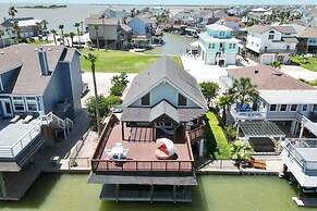 Stunning 5-bed Villa in Tiki Island, Pet-friendly