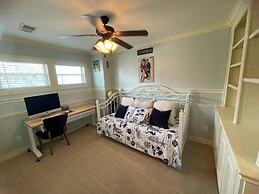 Stunning 5-bed Villa in Tiki Island, Pet-friendly