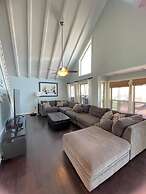 Stunning 5-bed Villa in Tiki Island, Pet-friendly