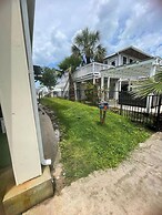 Stunning 5-bed Villa in Tiki Island, Pet-friendly