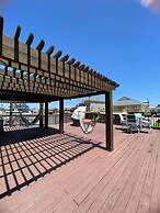 Stunning 5-bed Villa in Tiki Island, Pet-friendly