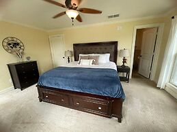 Stunning 5-bed Villa in Tiki Island, Pet-friendly