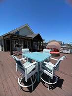 Stunning 5-bed Villa in Tiki Island, Pet-friendly