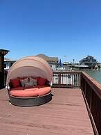 Stunning 5-bed Villa in Tiki Island, Pet-friendly