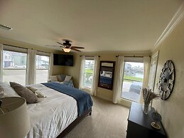 Stunning 5-bed Villa in Tiki Island, Pet-friendly