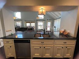 Stunning 5-bed Villa in Tiki Island, Pet-friendly