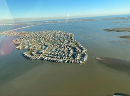 Stunning 5-bed Villa in Tiki Island, Pet-friendly