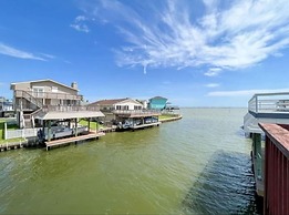 Stunning 5-bed Villa in Tiki Island, Pet-friendly