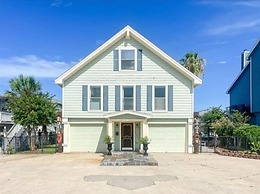 Stunning 5-bed Villa in Tiki Island, Pet-friendly