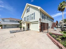 Stunning 5-bed Villa in Tiki Island, Pet-friendly