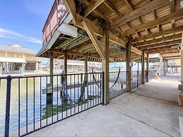 Stunning 5-bed Villa in Tiki Island, Pet-friendly