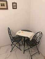 Room in Apartment - Two Flowers Guest House