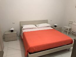 Room in Apartment - Two Flowers Guest House