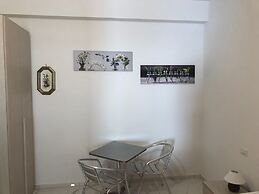 Room in Apartment - Two Flowers Guest House