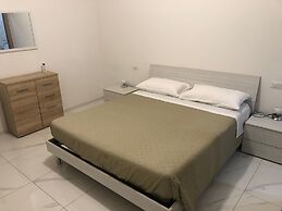 Room in Apartment - Two Flowers Guest House