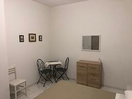 Room in Apartment - Two Flowers Guest House