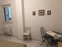 Room in Apartment - Two Flowers Guest House