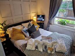 Charming 1-bed Studio Annex,parking,kitchen,wifi