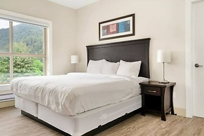 3BR Lakeside Dream Penthouse