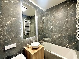 Aura 40 by Q4 Apartments