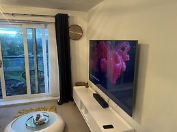 Impeccable 2-bed Apartment in Orpington