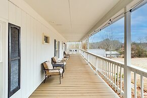 14 Mi to Uga: Quiet Lakefront Getaway w/ Porch!