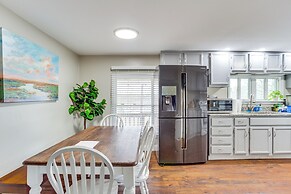 14 Mi to Uga: Quiet Lakefront Getaway w/ Porch!