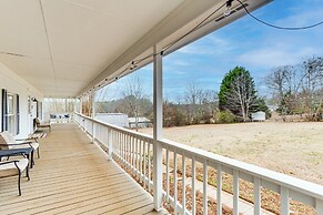 14 Mi to Uga: Quiet Lakefront Getaway w/ Porch!