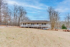 14 Mi to Uga: Quiet Lakefront Getaway w/ Porch!