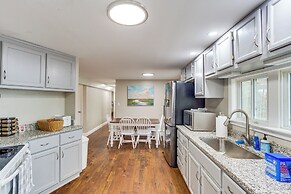 14 Mi to Uga: Quiet Lakefront Getaway w/ Porch!