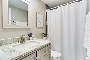 14 Mi to Uga: Quiet Lakefront Getaway w/ Porch!