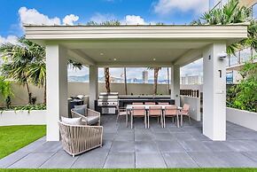 Sky Ala Moana 4209 2 Bedroom Condo by RedAwning