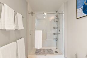 Sky Ala Moana 4209 2 Bedroom Condo by RedAwning