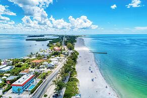 Cottage Haven-one Minute Walk To The Beach-private Yards-keyless Locks