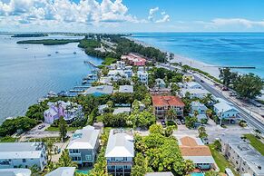 Cottage Haven-one Minute Walk To The Beach-private Yards-keyless Locks