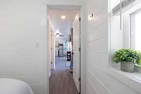 Tiny House 2 5 hrs NYC and Boston Waterfront Wifi