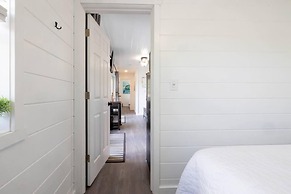 Tiny House 2 5 hrs NYC and Boston Waterfront Wifi