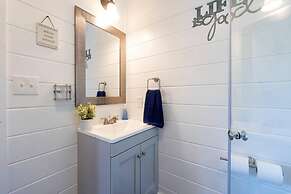 Tiny House 2 5 hrs NYC and Boston Waterfront Wifi