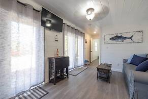 Tiny House 2 5 hrs NYC and Boston Waterfront Wifi