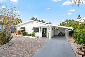 Heated Pool Hot tub Close to Beach Pet Friendly