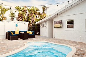 Heated Pool Hot tub Close to Beach Pet Friendly