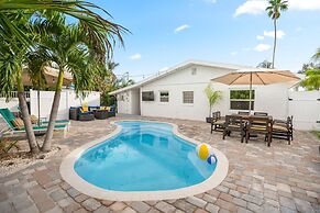 Heated Pool Hot tub Close to Beach Pet Friendly