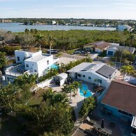 Heated Pool Hot tub Close to Beach Pet Friendly