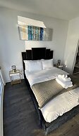 Rhenie-Downtown Toronto Suites