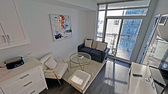 Rhenie-Downtown Toronto Suites