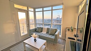 Rhenie-Downtown Toronto Suites