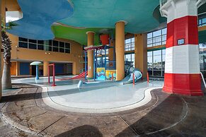 Beachfront Haven 2 BDR Kid-friendly Resort!