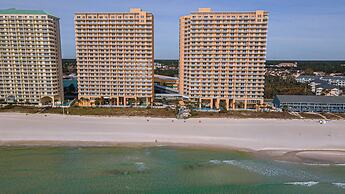 Beachfront Haven 2 BDR Kid-friendly Resort!