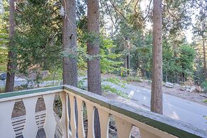 Brookside Cottage Within Yosemite's Splendor